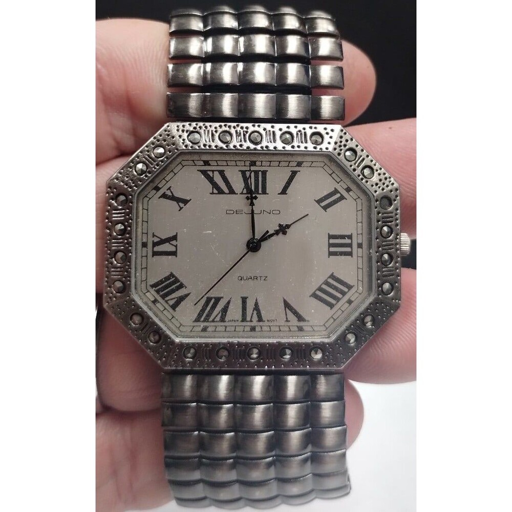 WOMEN'S VINTAGE DEJUNO WATCH.